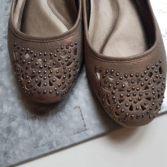 Tahari Joselyn Flats in Bronze Gold Sz 8.5M - Picture 2 of 7
